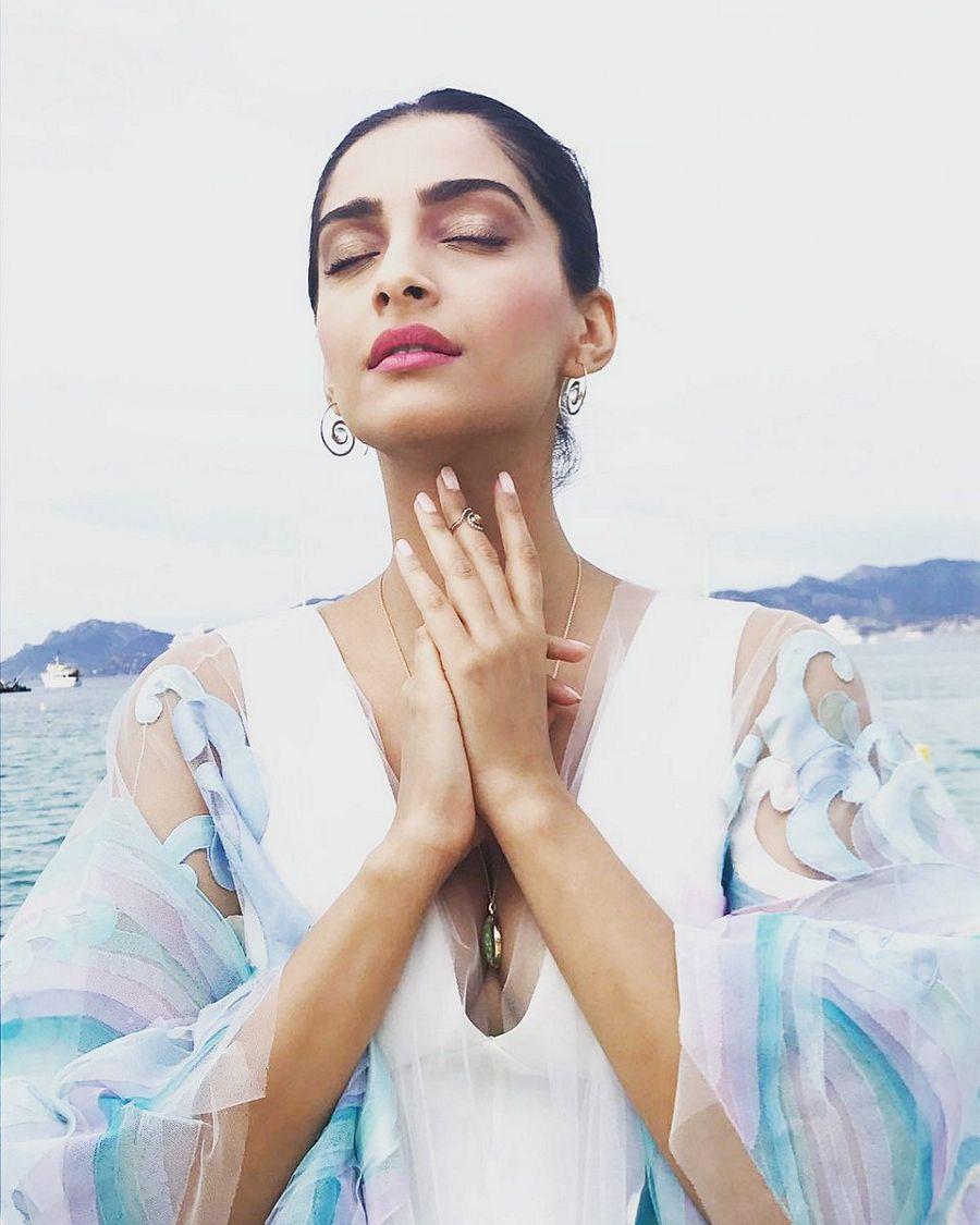 Sonam Kapoor hot dazzles in gold at the red carpet Cannes 2017 Photos