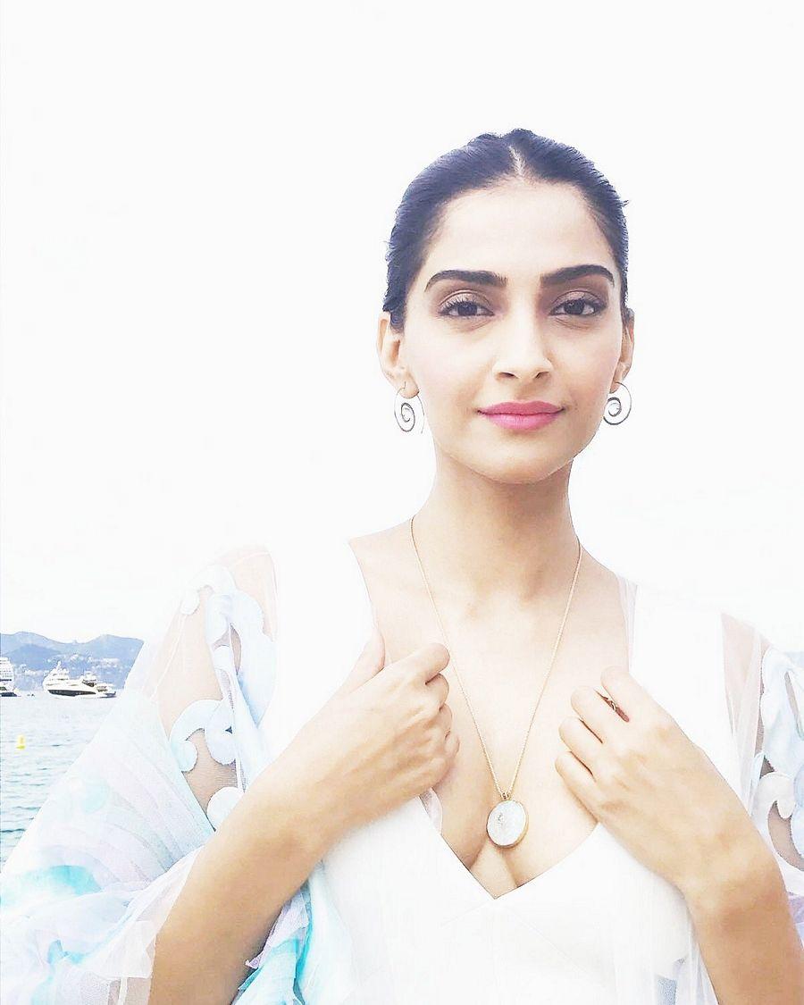 Sonam Kapoor hot dazzles in gold at the red carpet Cannes 2017 Photos