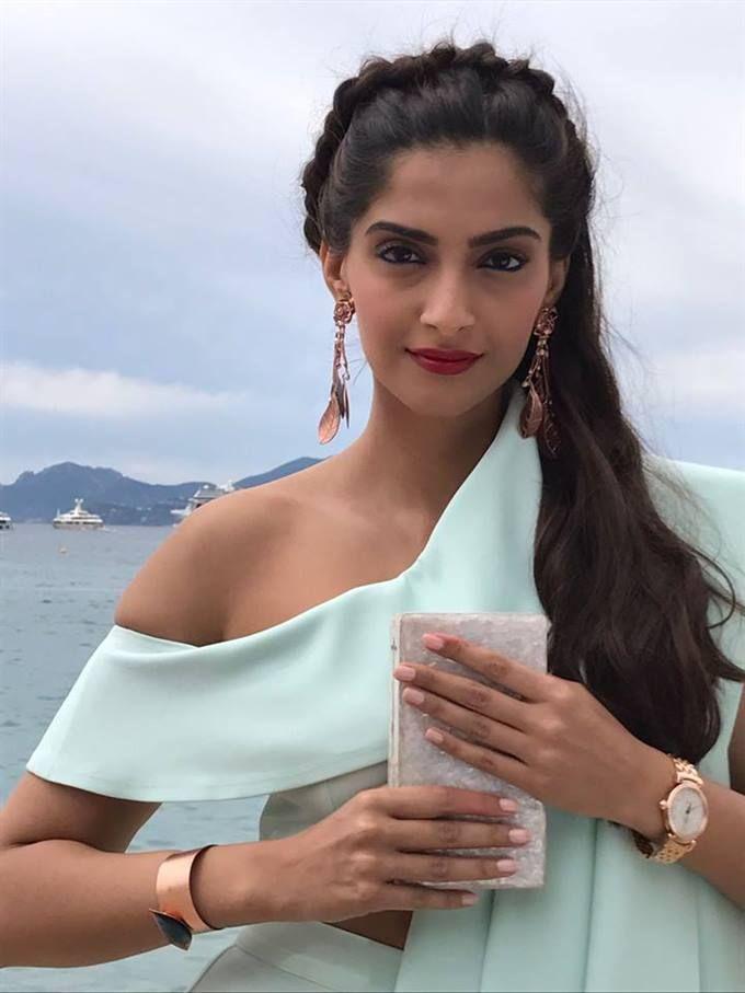 Sonam Kapoor hot dazzles in gold at the red carpet Cannes 2017 Photos