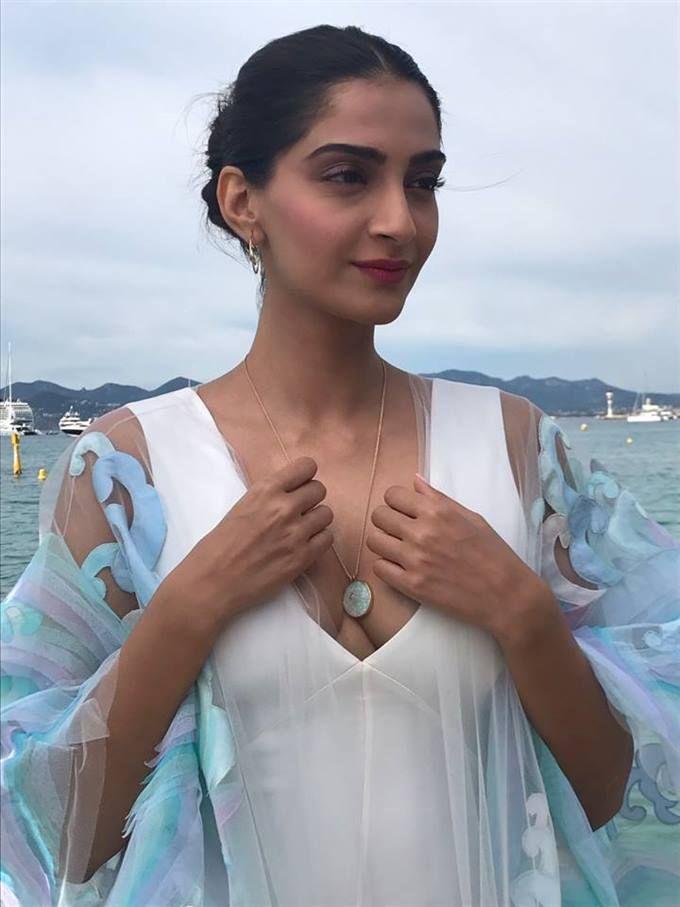 Sonam Kapoor hot dazzles in gold at the red carpet Cannes 2017 Photos