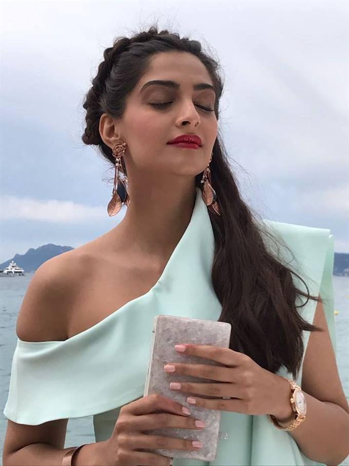 Sonam Kapoor hot dazzles in gold at the red carpet Cannes 2017 Photos