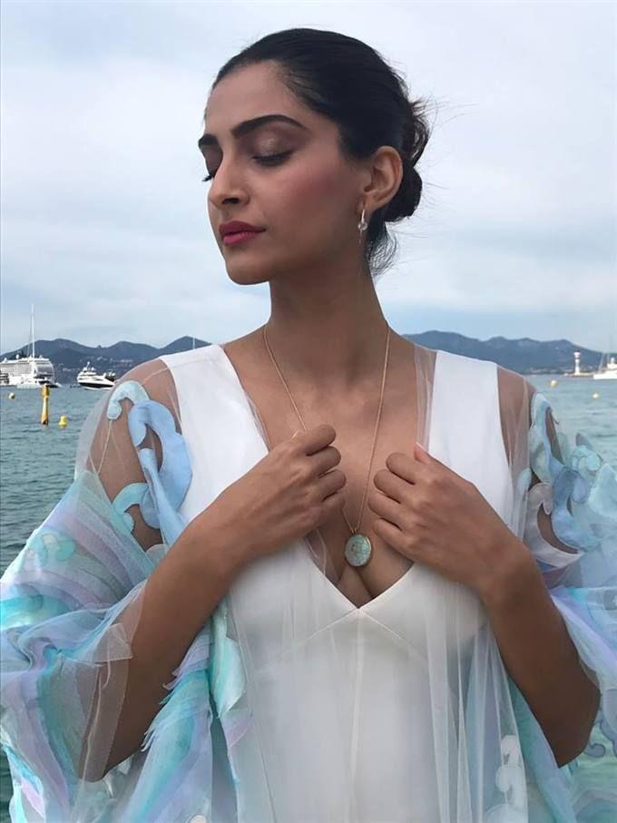 Sonam Kapoor hot dazzles in gold at the red carpet Cannes 2017 Photos