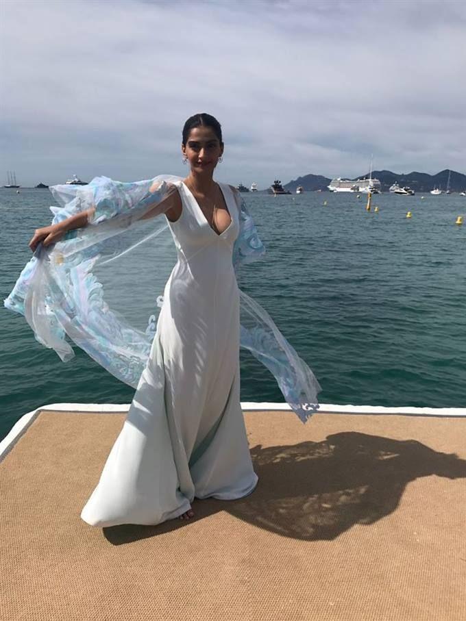 Sonam Kapoor hot dazzles in gold at the red carpet Cannes 2017 Photos