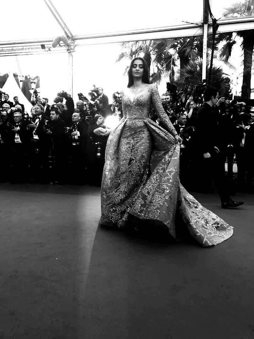 Sonam Kapoor hot dazzles in gold at the red carpet Cannes 2017 Photos