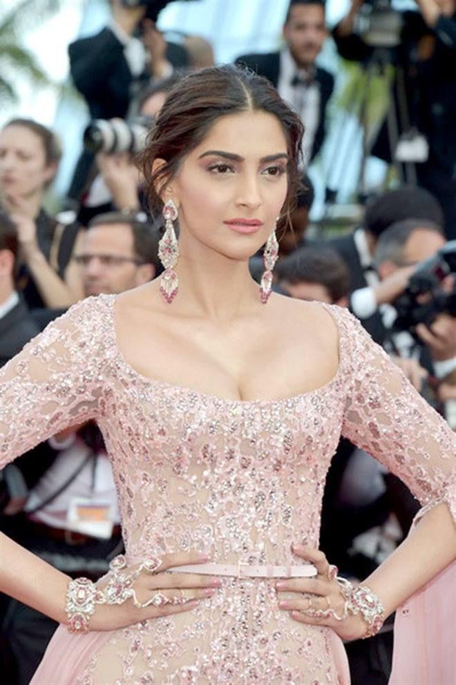 Sonam Kapoor hot dazzles in gold at the red carpet Cannes 2017 Photos