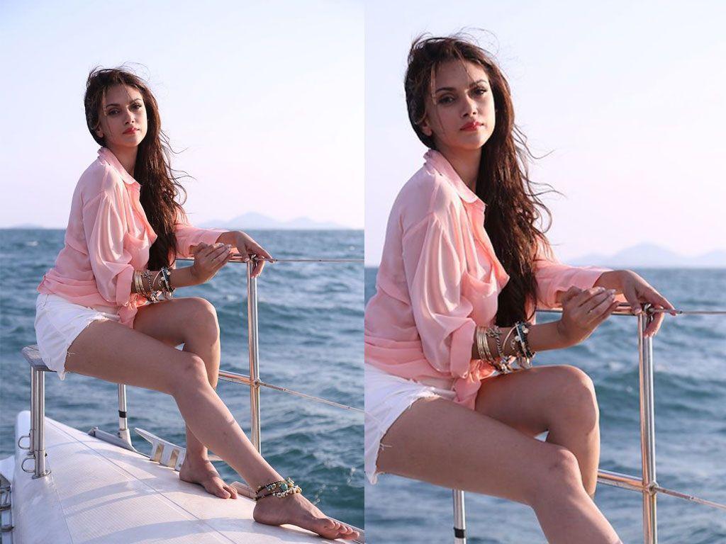 Stunning Actress Aditi Rao Hydari Latest Hot & Spicy Photoshoot Stills