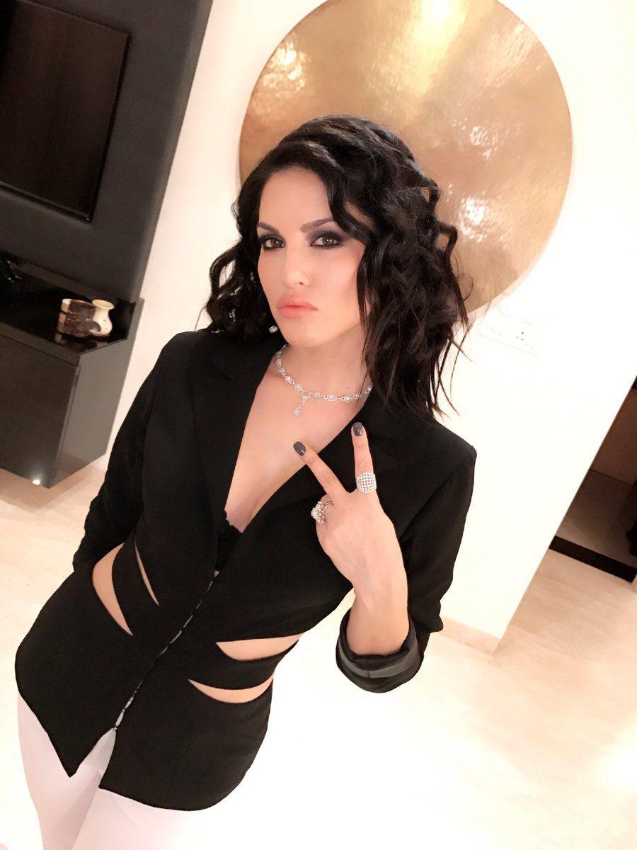 Sunny Leone Black Dress Photos