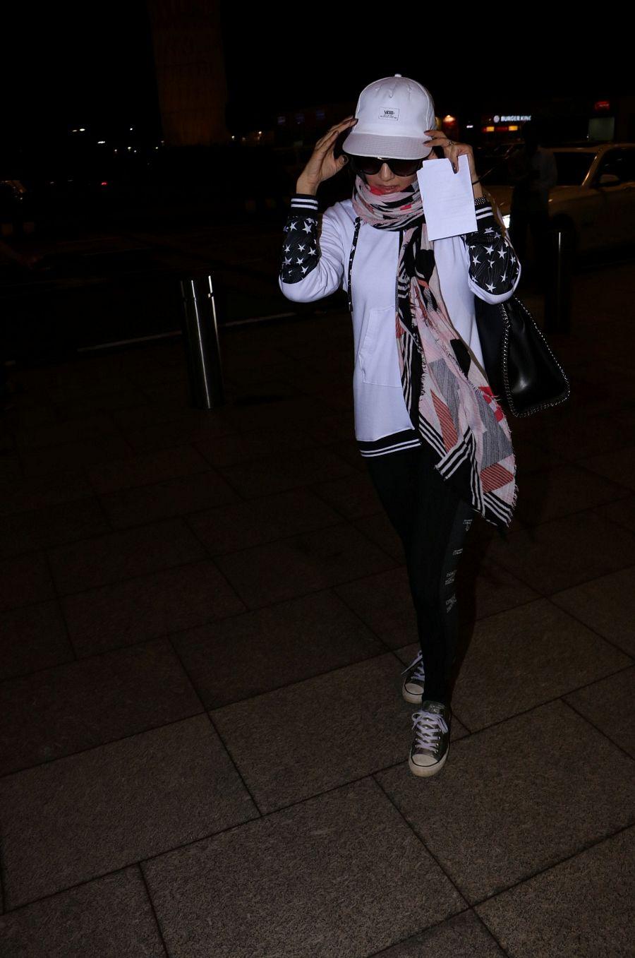 Sunny Leone Spotted At Airport Photos