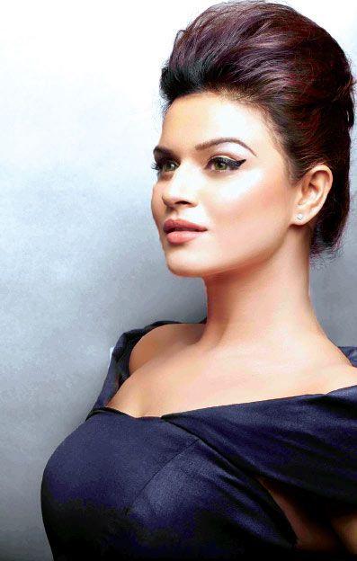 TV Actress Aashka Goradia Latest Stills