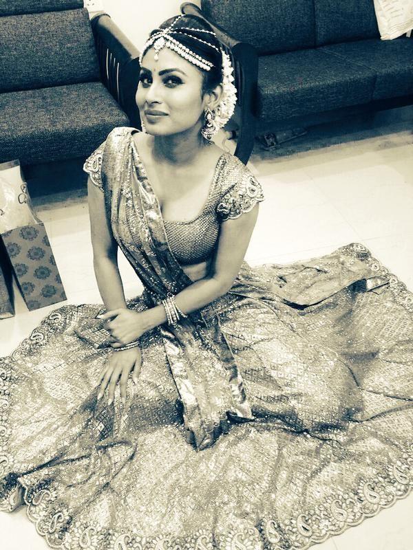 TV Actress Mouni Roy Latest Unseen Photos Collections!