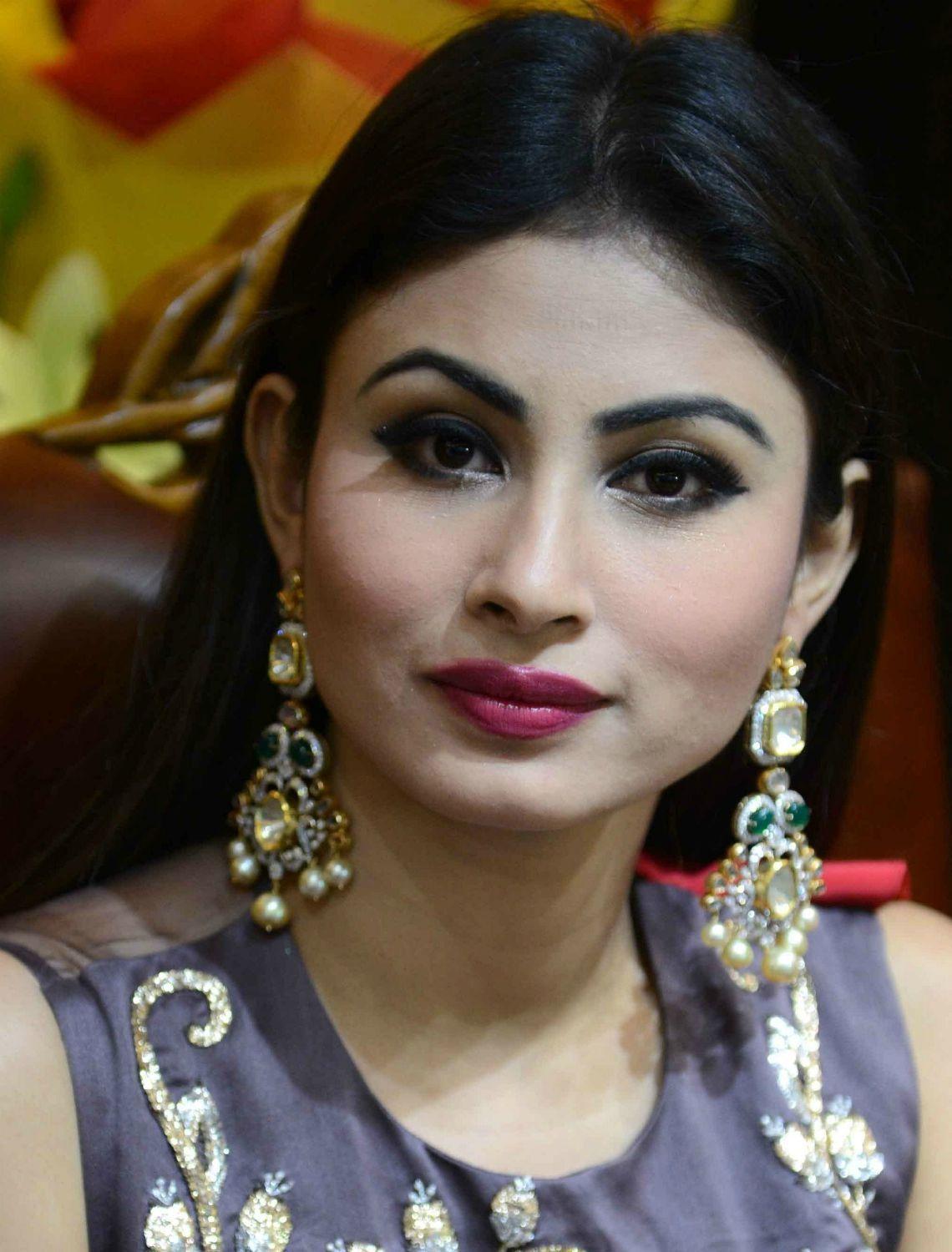 TV Actress Mouni Roy Latest Unseen Photos Collections!