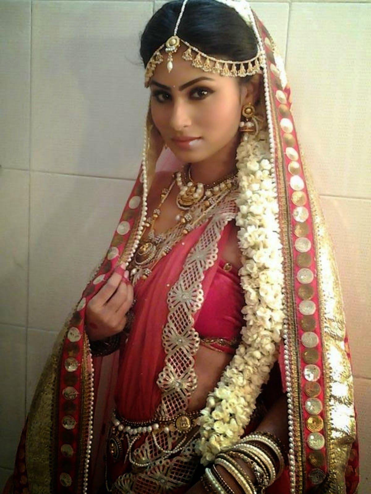 TV Actress Mouni Roy Latest Unseen Photos Collections!