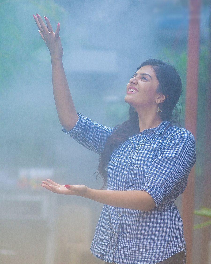 TV Anchor & Actress Sreemukhi Rare & Unseen Photos