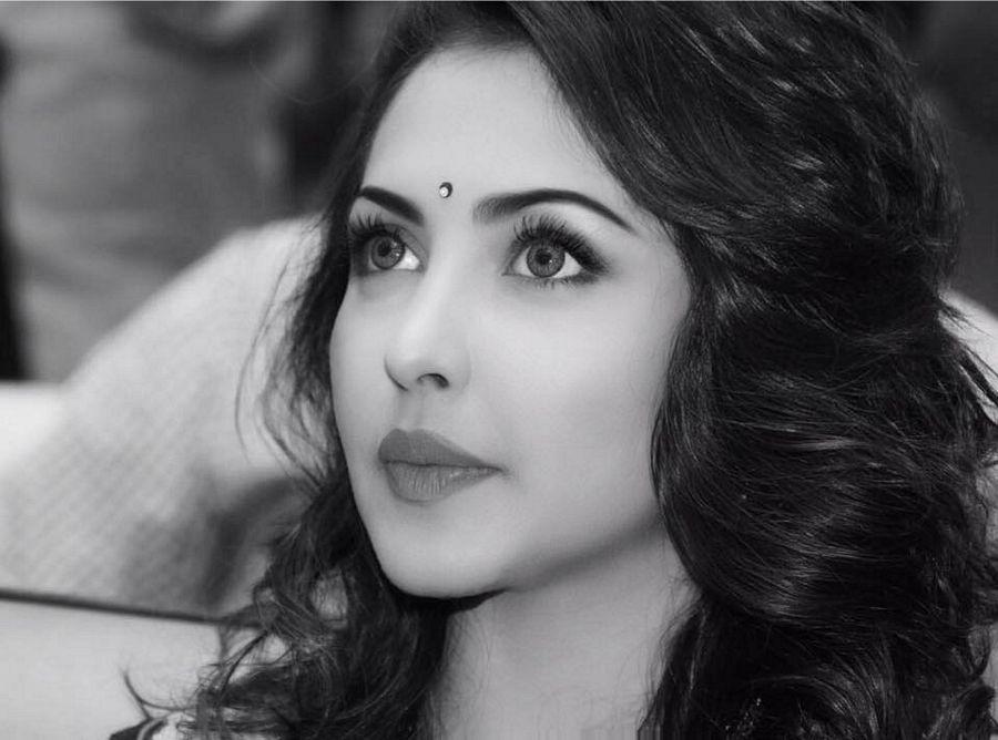 Tamil Actress Madhu Shalini New Photos