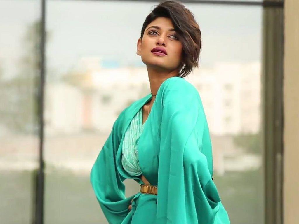 Tamil Actress Oviya Helen Hot Unseen Pictures