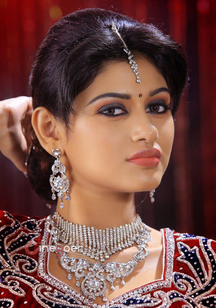 Tamil Actress Oviya Helen Latest Photos