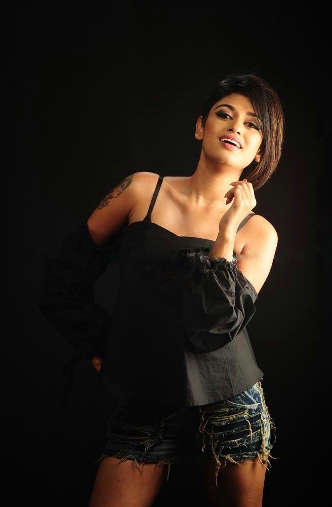 656px x 1000px - Tamil Actress Oviya Helen New HD HOT Photoshoot Stills
