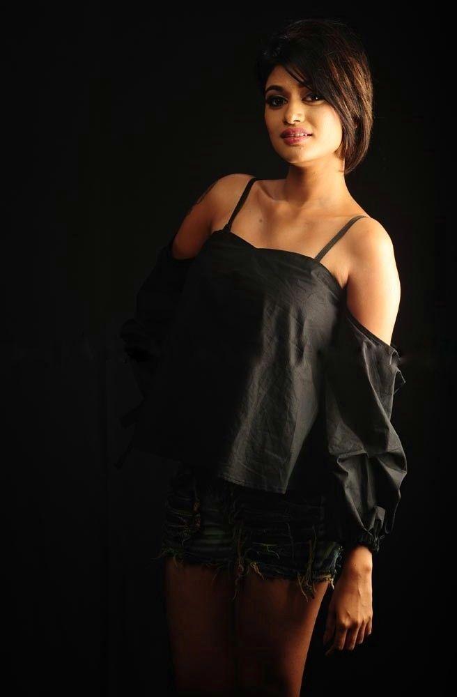 Tamil Actress Oviya Helen New HD HOT Photoshoot Stills