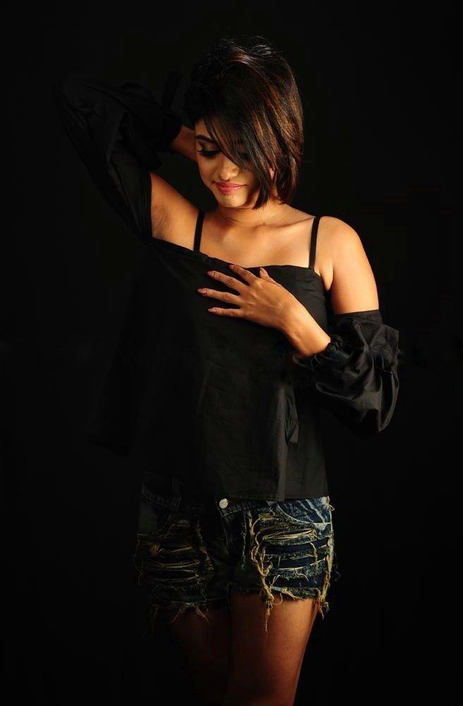 Tamil Actress Oviya Helen New HD HOT Photoshoot Stills