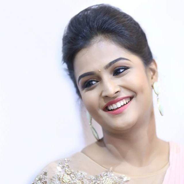 Tamil Actress Ramya Nambeesan Rare & Unseen Photos Collections!