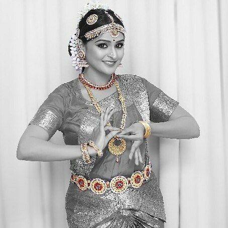 Tamil Actress Ramya Nambeesan Rare & Unseen Photos Collections!