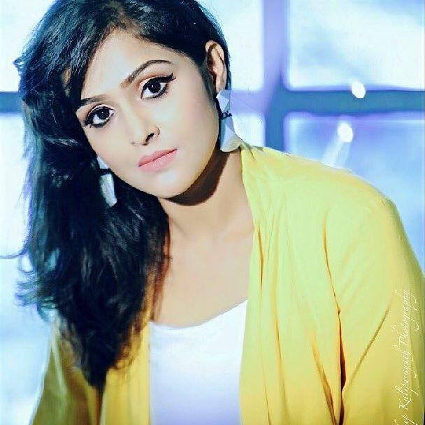 Tamil Actress Ramya Nambeesan Rare & Unseen Photos Collections!