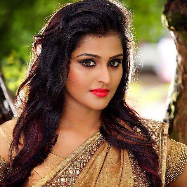 Tamil Actress Ramya Nambeesan Rare & Unseen Photos Collections!