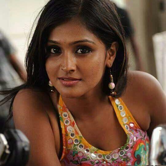 Tamil Actress Ramya Nambeesan Rare & Unseen Photos Collections!