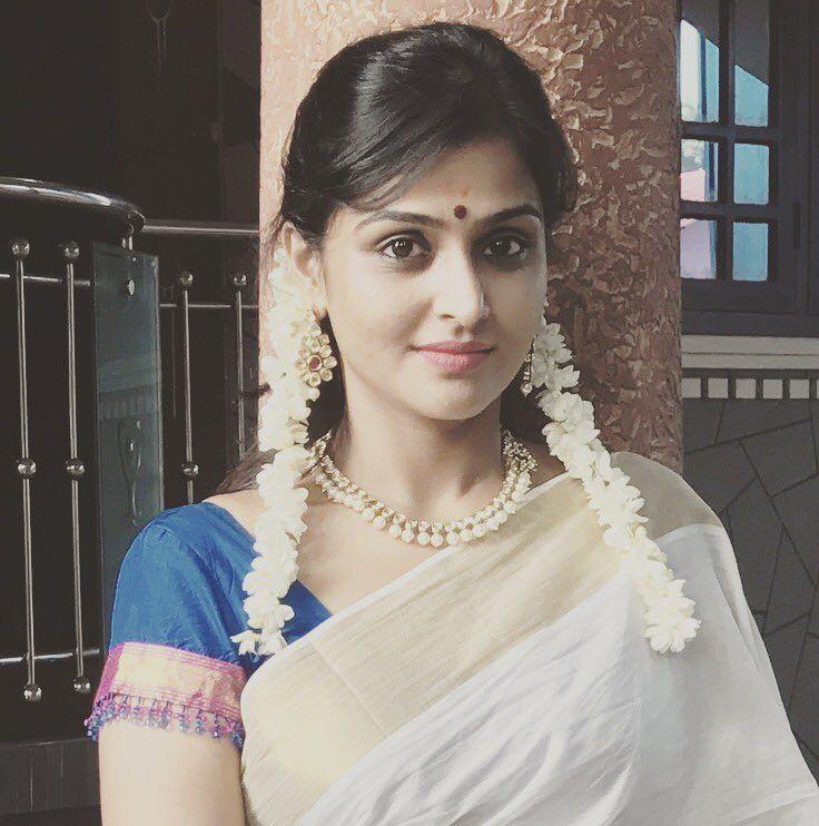 Tamil Actress Ramya Nambeesan Rare & Unseen Photos Collections!