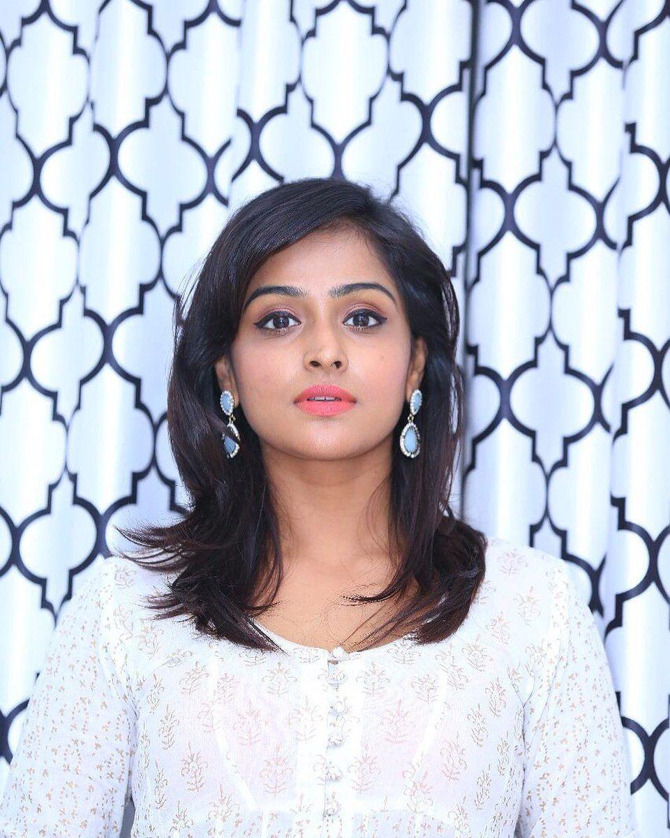 Tamil Actress Ramya Nambeesan Rare & Unseen Photos Collections!