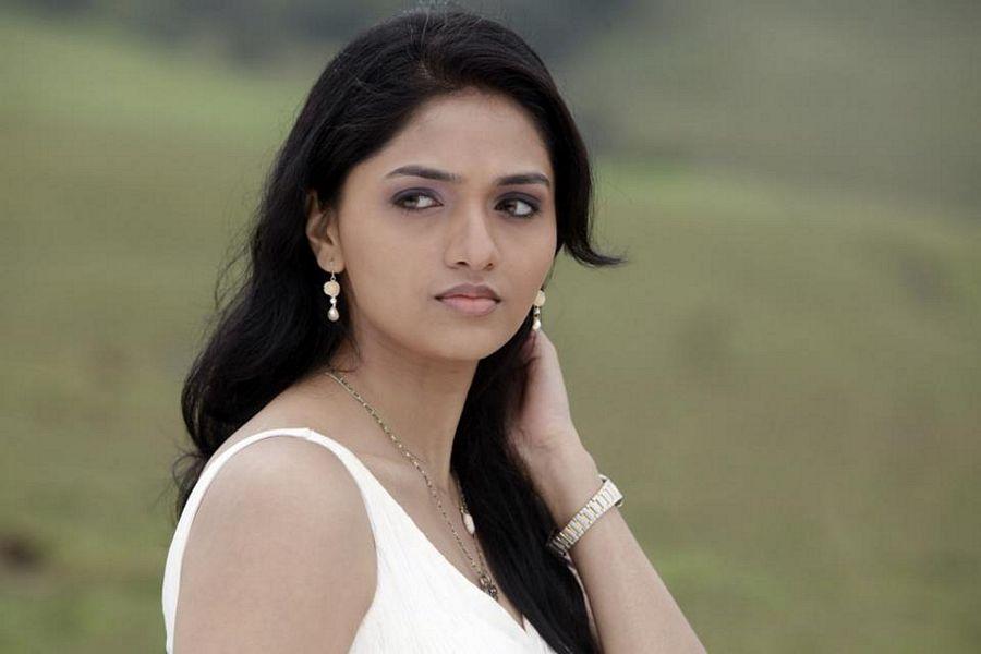 Tamil Actress Sunaina Latest Stills