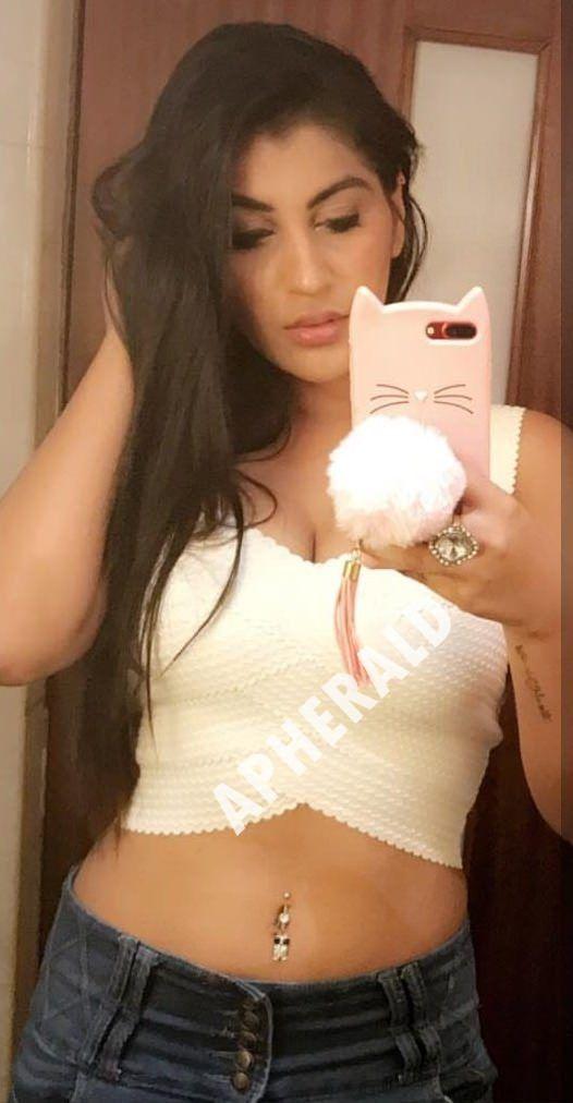 Tamil Actress Yashika Aannand Unseen Photos