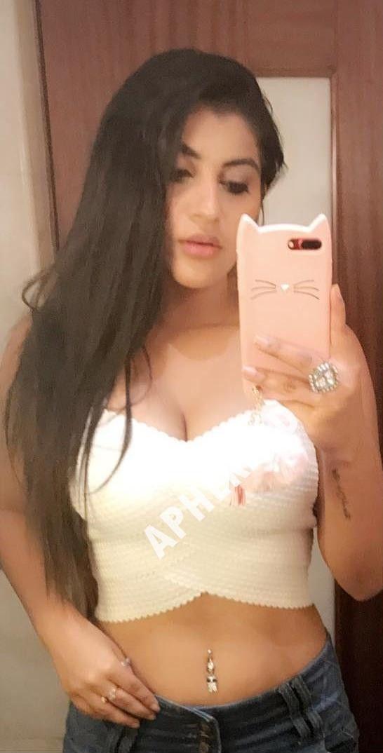 Tamil Actress Yashika Aannand Unseen Photos