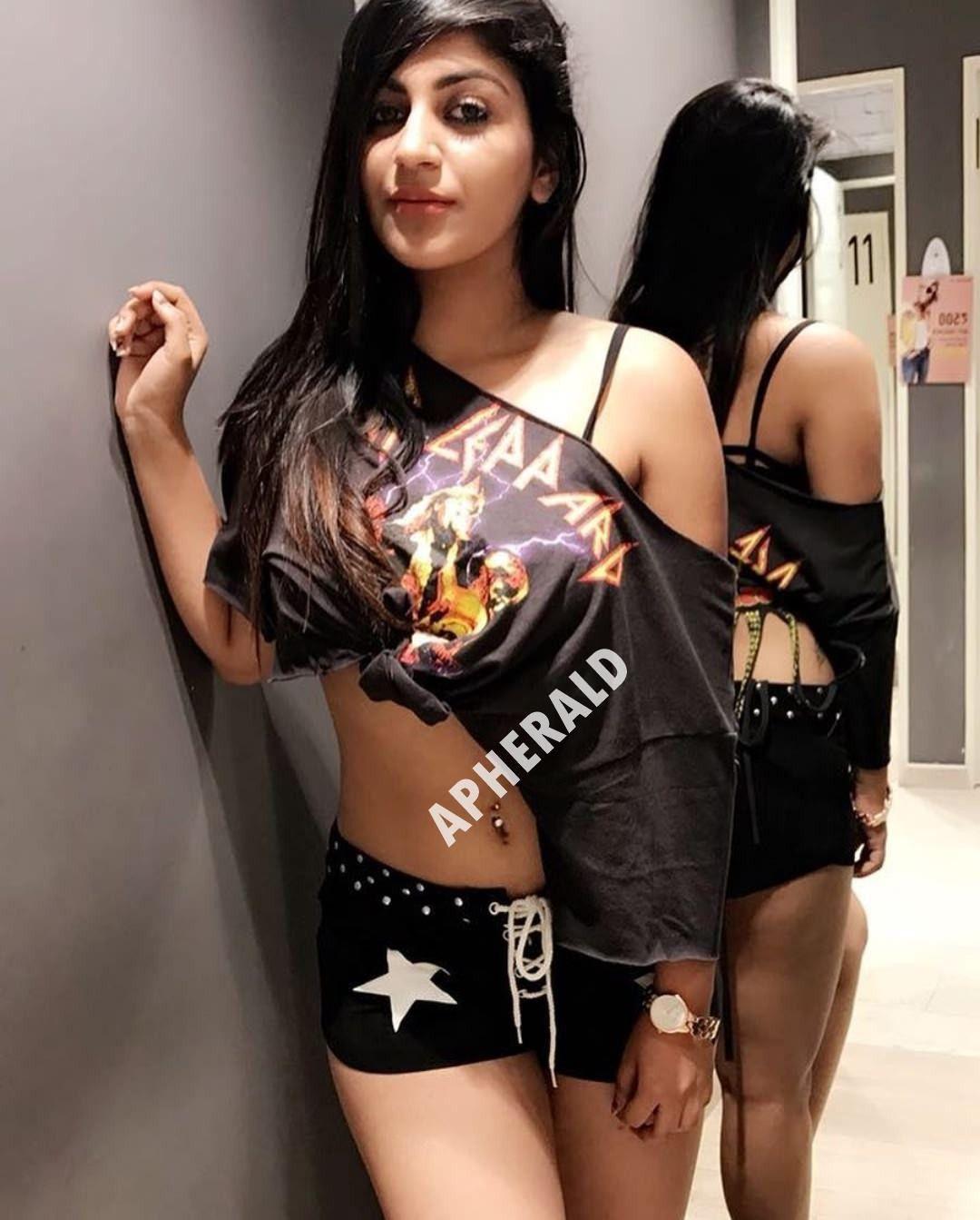 Tamil Actress Yashika Aannand Unseen Photos