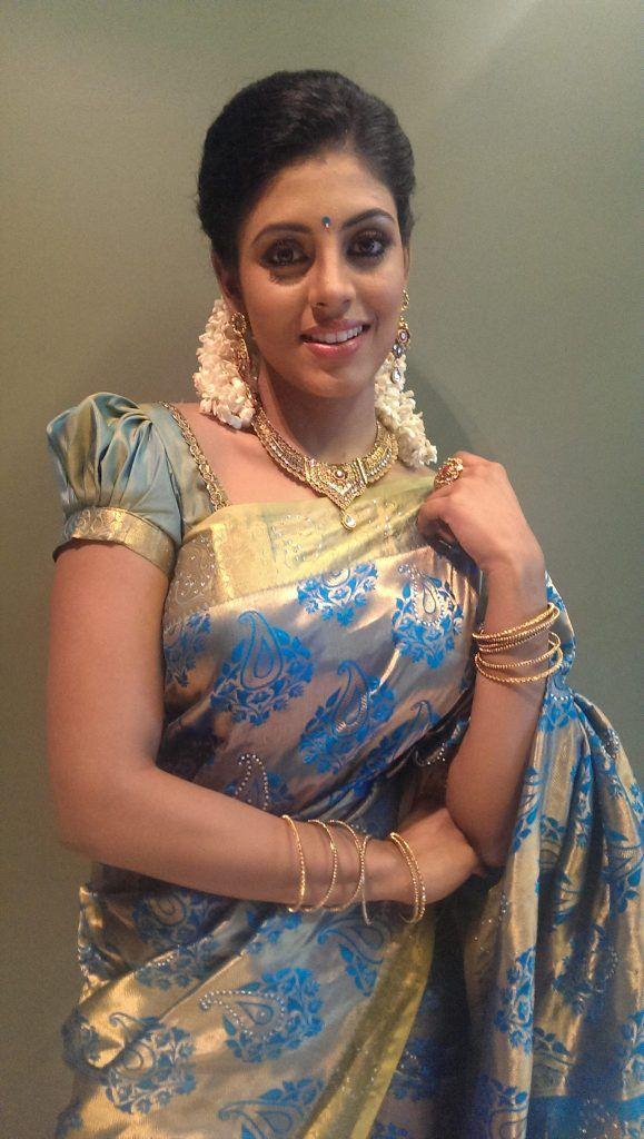 Tamil Cinema Heroine Ineya Looking Very Beautiful In Saree