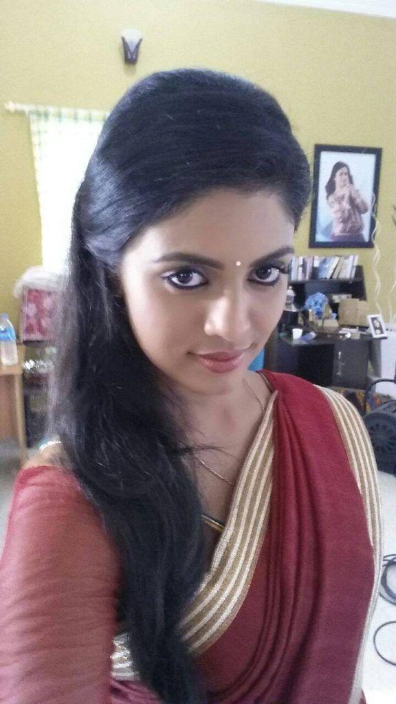 Tamil Cinema Heroine Ineya Looking Very Beautiful In Saree