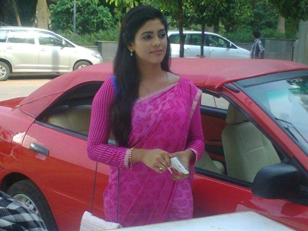 Tamil Cinema Heroine Ineya Looking Very Beautiful In Saree