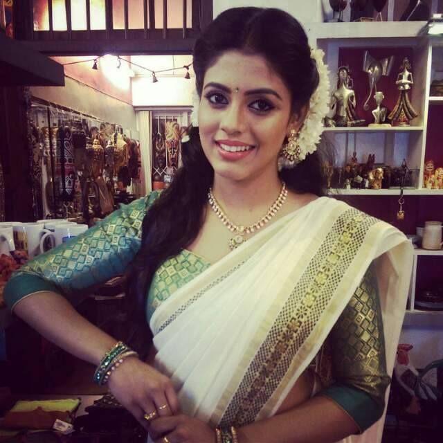 Tamil Cinema Heroine Ineya Looking Very Beautiful In Saree