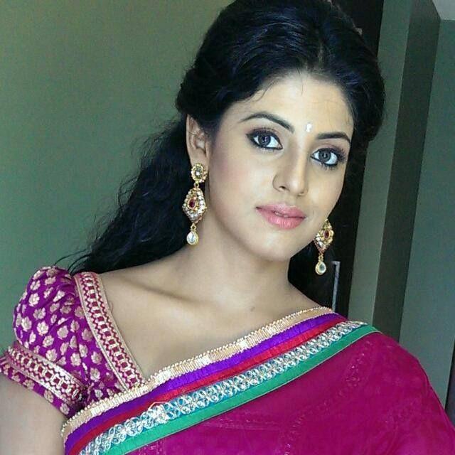 Tamil Cinema Heroine Ineya Looking Very Beautiful In Saree