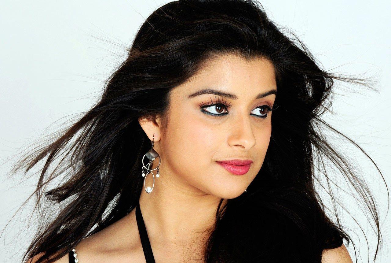 Telugu Actress Madhurima Latest Hot & Spicy Photo Stills