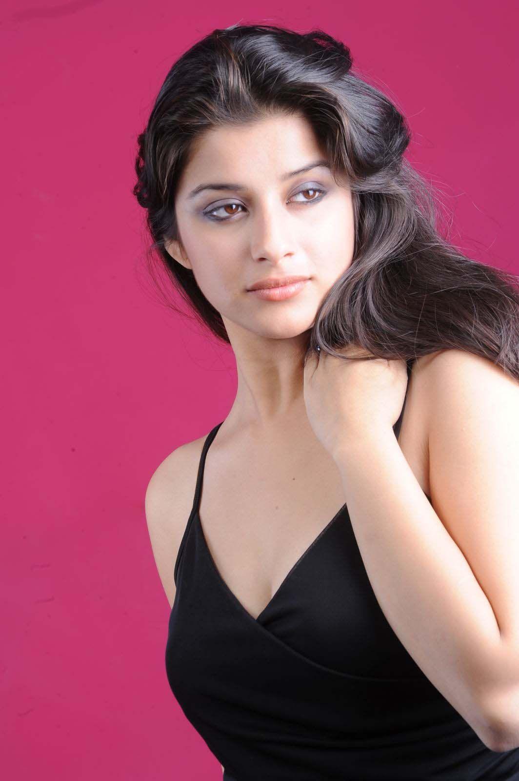 Telugu Actress Madhurima Latest Hot & Spicy Photo Stills
