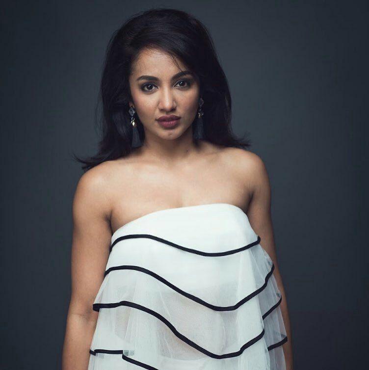 Telugu Actress Tejaswi Madivada Latest Ultra Hot HD Photo Stills