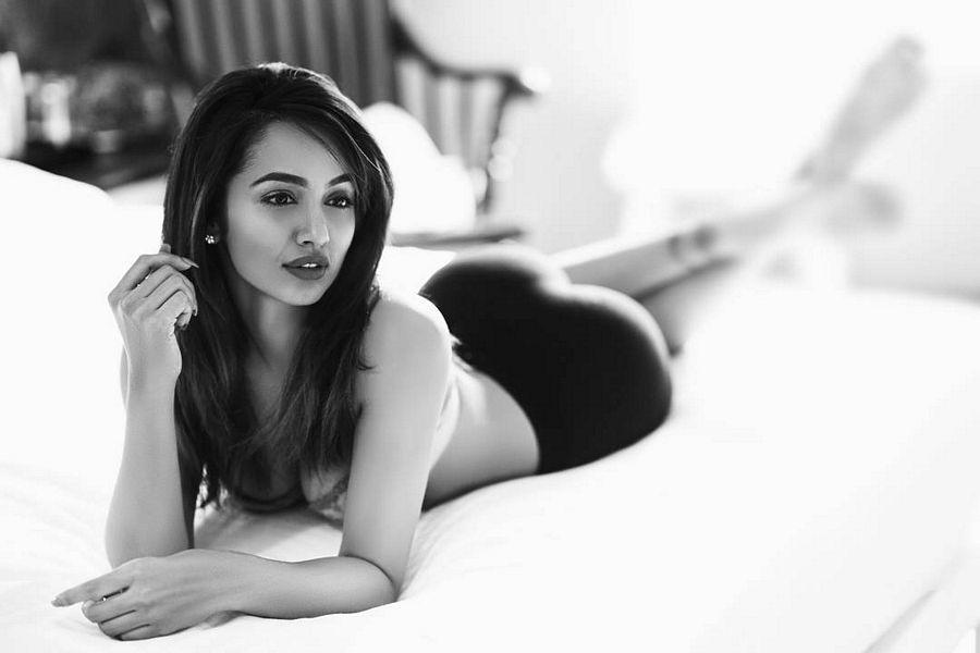Telugu Actress Tejaswi Madivada Latest Ultra Hot HD Photo Stills