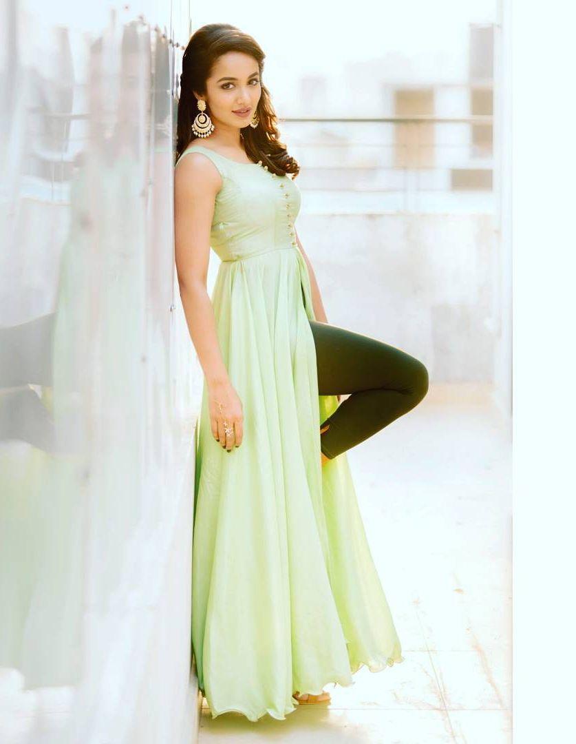 Telugu Actress Tejaswi Madivada Latest Ultra Hot HD Photo Stills