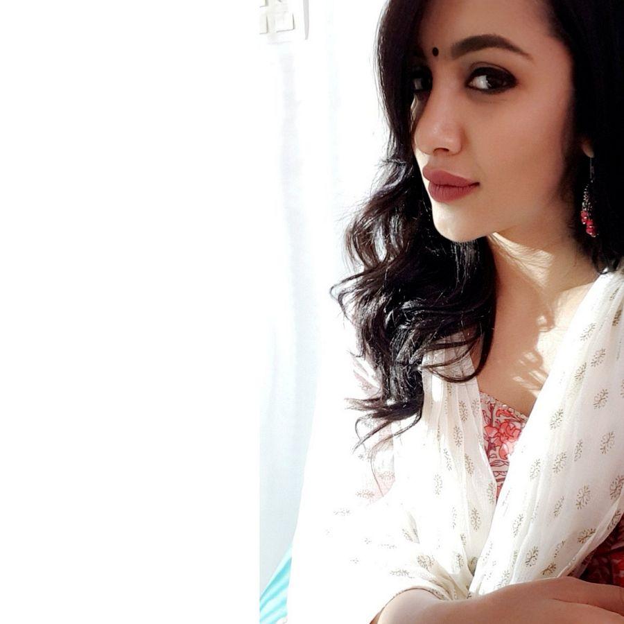 Telugu Actress Tejaswi Madivada Ultra Hot & Spicy Photo Stills