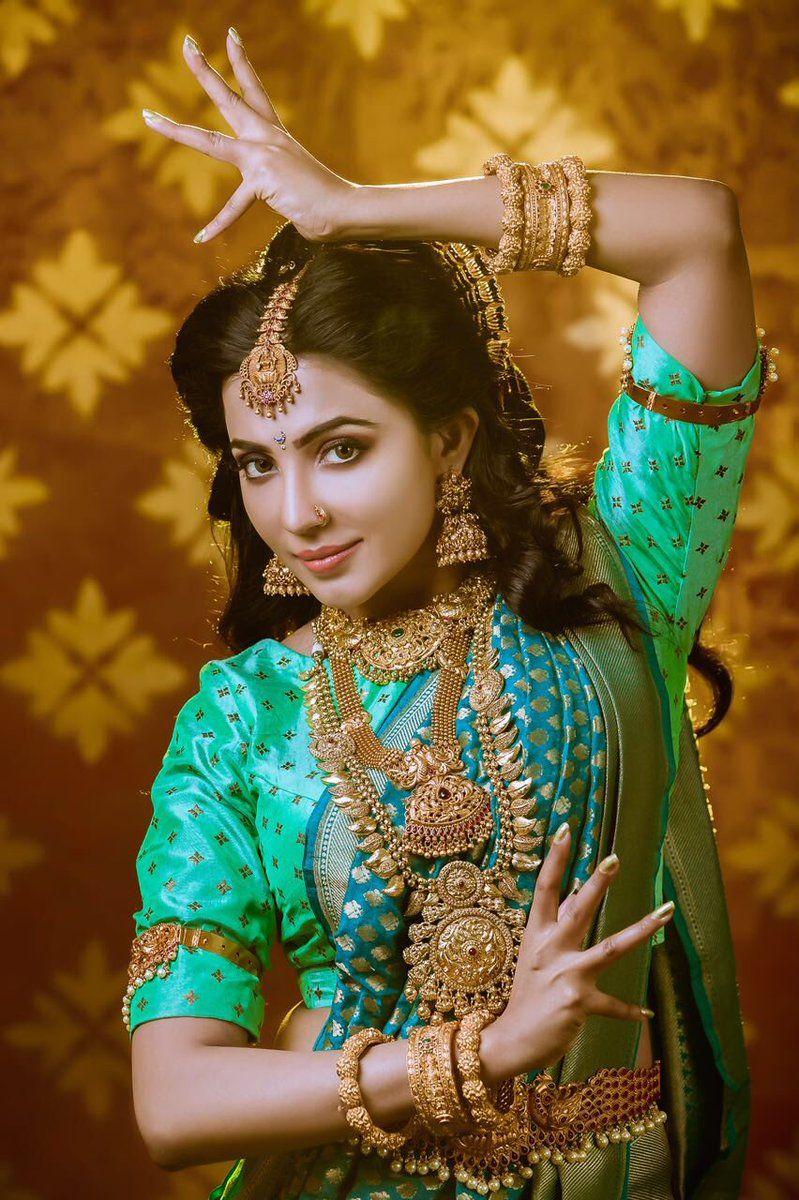 The queen Parvatii Nair looking extremely gorgeous Photoshoot Stills