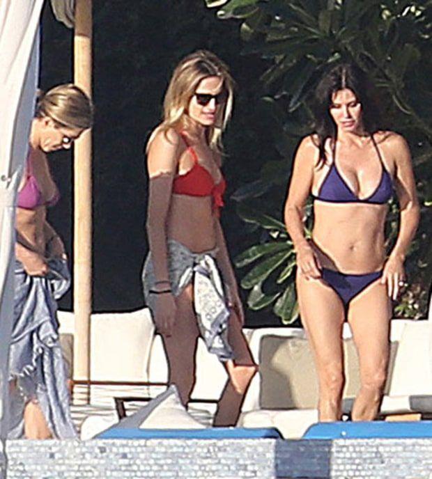 Top 10 Best and Hottest Celebrity Bikini pics