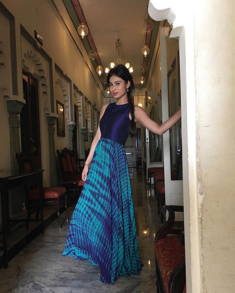 UNSEEN Private Photos of TV Actress Mouni Roy