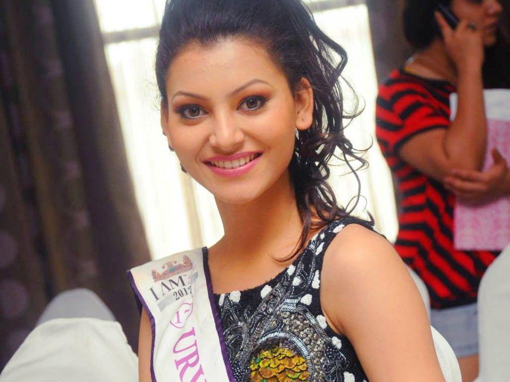 Urvashi Rautela: 50 best looking hot & beautiful HD Photos