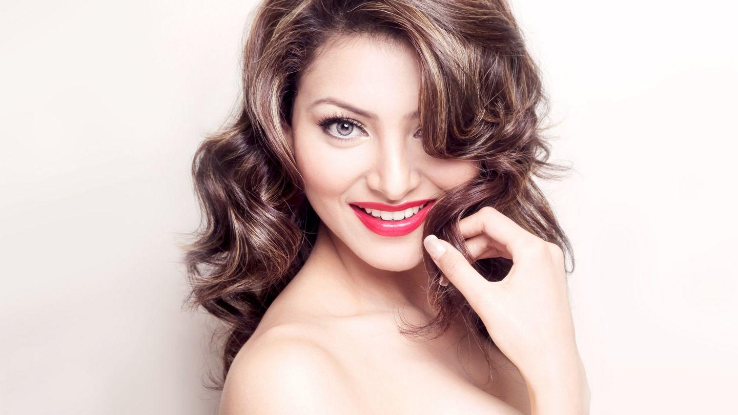 Urvashi Rautela: 50 best looking hot & beautiful HD Photos